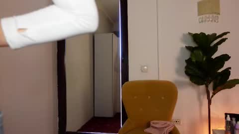 NinaCrystal online show from March 22, 8:20 am