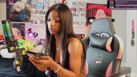 NIVIA WOLFE online show from February 5, 4:37 pm