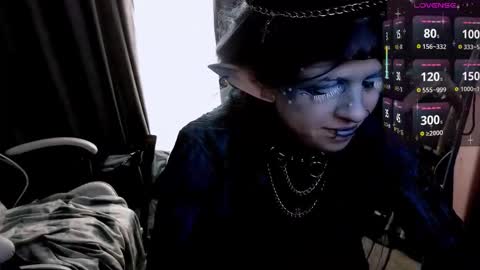 Snapshot of noellegothicshadow chatting on October 4, 10:14 pm Elly online show from October 4, 10:14 pm