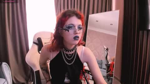 Snapshot of noellegothicshadow chatting on September 27, 10:39 pm Elly online show from September 27, 10:39 pm