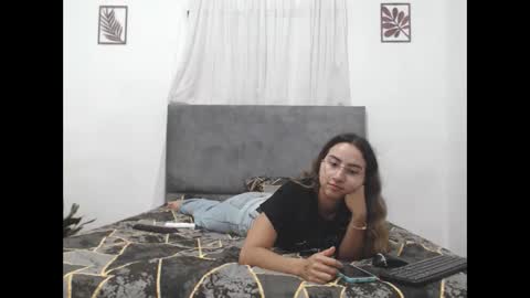 Snapshot of odette_brigh_ chatting on October 1, 9:42 pm Val online show from October 1, 9:42 pm