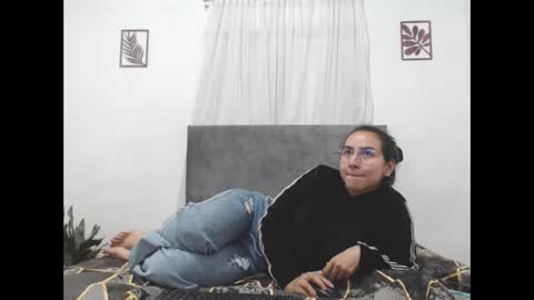 Snapshot of odette_brigh_ chatting on October 4, 1:44 am Val online show from October 4, 1:44 am