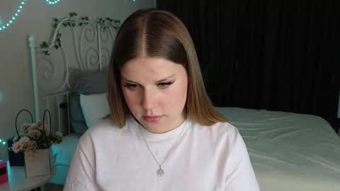Snapshot of ohh_caitlyn chatting on October 6, 1:44 am ohh_caitlyn online show from October 6, 1:44 am