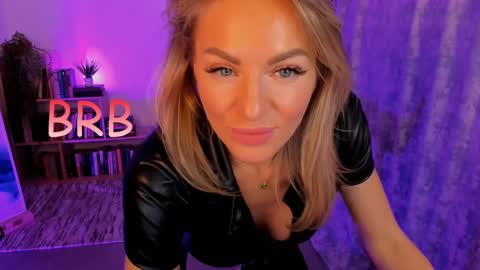 Snapshot of oliva_candy chatting on January 11, 11:12 am oliva_candy online show from January 11, 11:12 am