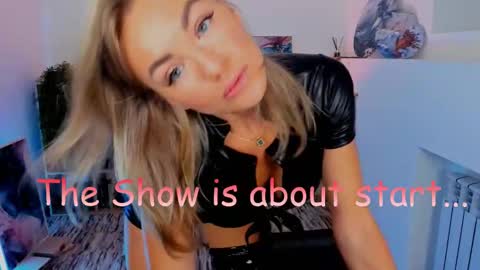 Snapshot of oliva_candy chatting on December 15, 7:24 am oliva_candy online show from December 15, 7:24 am