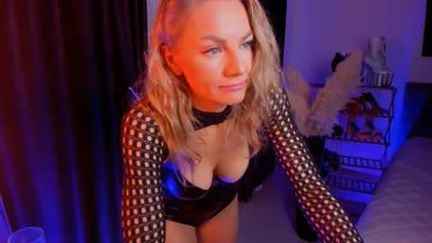 Snapshot of oliva_candy chatting on February 25, 3:42 am oliva_candy online show from February 25, 3:42 am