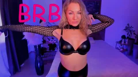 Snapshot of oliva_candy chatting on March 11, 11:12 am oliva_candy online show from March 11, 11:12 am