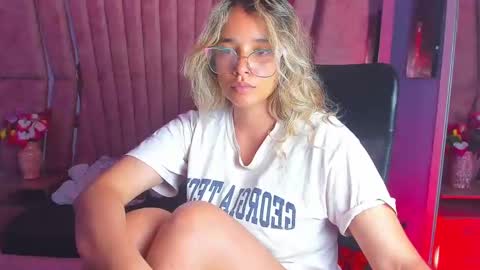 Snapshot of olivia_fox69 chatting on December 16, 5:27 am OLIVIA online show from December 16, 5:27 am