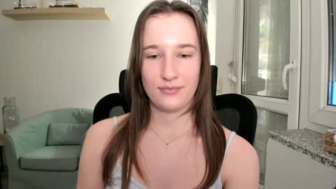 Oliwiaa2004 online show from January 25, 1:46 pm