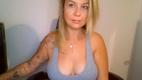 ox_skye_xo online show from July 29, 11:05 pm
