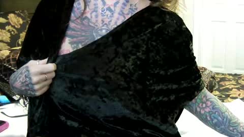 PAMELA GUNNS online show from February 14, 3:47 pm