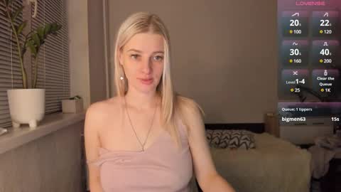 Snapshot of paris_hilt_on chatting on February 25, 1:43 pm Sasha online show from February 25, 1:43 pm