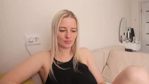 Snapshot of paris_hilt_on chatting on September 12, 4:13 am Sasha online show from September 12, 4:13 am