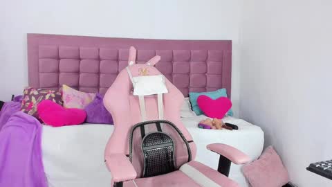 paulinaqueenss online show from December 20, 5:47 am