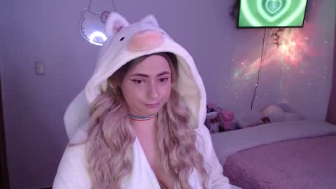 peacherry_ online show from March 11, 10:31 pm
