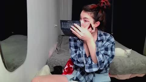 Snapshot of peachybabe__ chatting on January 6, 6:10 pm Peachy online show from January 6, 6:10 pm