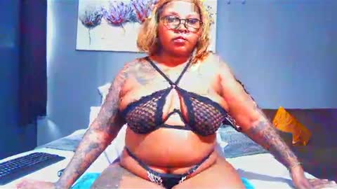 Snapshot of pearlblu38 chatting on February 16, 2:21 pm Pearl online show from February 16, 2:21 pm