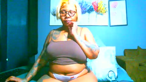 Snapshot of pearlblu38 chatting on January 25, 1:32 am Pearl online show from January 25, 1:32 am