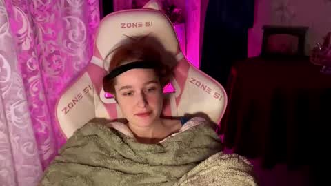 Snapshot of pearlprincess_ chatting on October 15, 11:18 pm Adelina online show from October 15, 11:18 pm