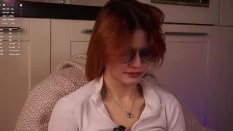 Snapshot of pebee chatting on October 3, 1:11 am Lily online show from October 3, 1:11 am