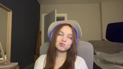 Luna Vale online show from June 21, 3:05 pm