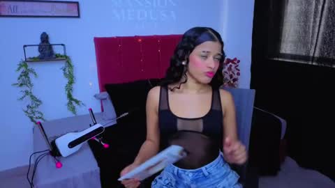 pequitasmedusa9 online show from October 4, 6:23 pm