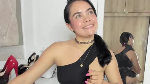 Perla Thompson online show from June 9, 1:38 am