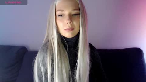 Isabella online show from December 3, 11:45 am