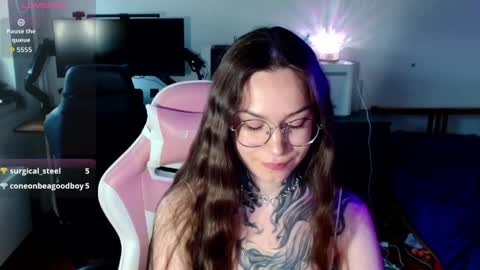 petal_dust_ online show from May 27, 3:31 pm