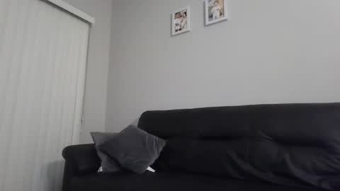 Snapshot of petitcouplelatin chatting on October 27, 2:40 am HORNYCOUPLE online show from October 27, 2:40 am