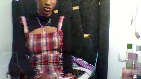 Snapshot of petite_princes chatting on December 9, 6:25 pm petite_princes online show from December 9, 6:25 pm