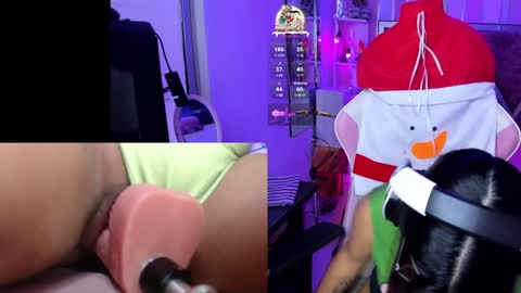 Snapshot of petitesofia_ chatting on December 28, 1:17 pm Sofia online show from December 28, 1:17 pm