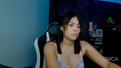 Snapshot of piixiie_d_oll chatting on February 20, 4:28 am Andrea G online show from February 20, 4:28 am