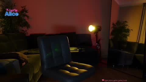 Snapshot of pinkheart_ chatting on February 9, 6:05 pm Alice online show from February 9, 6:05 pm