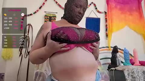 Em online show from October 31, 7:40 pm