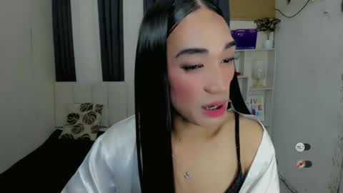 pixiedoll_ online show from December 13, 7:53 pm