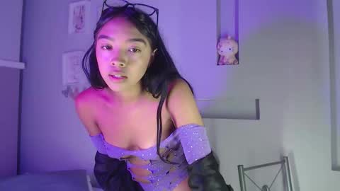 Snapshot of pocahontas_moon chatting on October 18, 4:21 pm Pocahontas online show from October 18, 4:21 pm