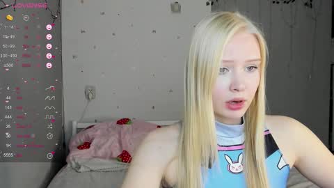 Snapshot of pocet_barbie chatting on October 16, 8:39 am Mary online show from October 16, 8:39 am