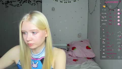 Snapshot of pocet_barbie chatting on October 20, 7:44 am Mary online show from October 20, 7:44 am