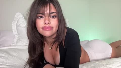 Snapshot of poutyselena chatting on February 20, 1:36 am Selena online show from February 20, 1:36 am