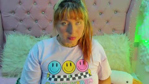 Snapshot of pretti__violet_ chatting on September 23, 3:04 am Pretti Violet online show from September 23, 3:04 am