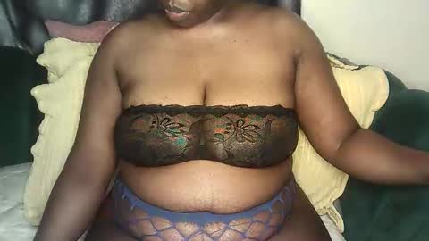 Snapshot of pretty_bums chatting on October 15, 11:57 am chichi online show from October 15, 11:57 am