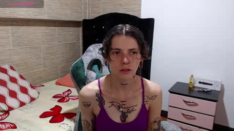Snapshot of pretty_cristal22 chatting on December 7, 11:23 pm pretty_cristal22 online show from December 7, 11:23 pm