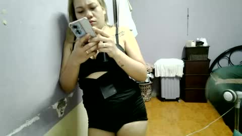 pretty_lyn08 online show from July 14, 5:06 pm