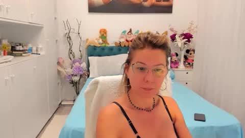Snapshot of prettyblackeyes chatting on September 21, 6:34 am wilma online show from September 21, 6:34 am