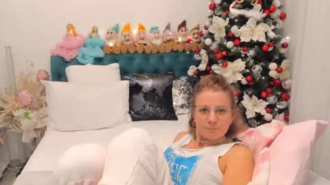 Snapshot of prettyblackeyes chatting on December 12, 11:47 pm wilma online show from December 12, 11:47 pm