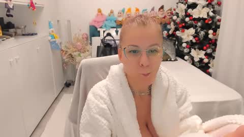 Snapshot of prettyblackeyes chatting on December 16, 1:42 am wilma online show from December 16, 1:42 am