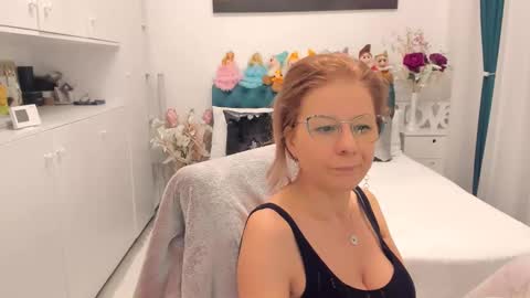 Snapshot of prettyblackeyes chatting on January 30, 7:07 am wilma online show from January 30, 7:07 am