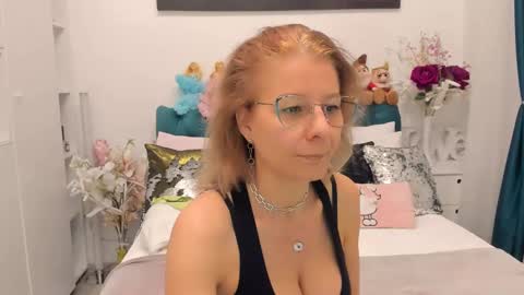 Snapshot of prettyblackeyes chatting on March 11, 6:41 am wilma online show from March 11, 6:41 am