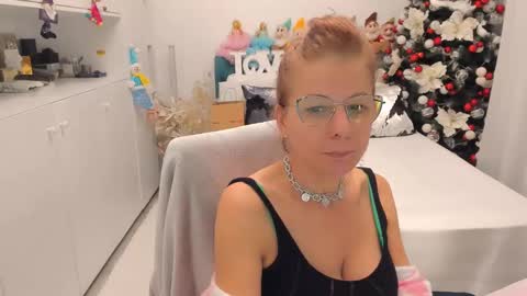 Snapshot of prettyblackeyes chatting on December 18, 6:43 am wilma online show from December 18, 6:43 am